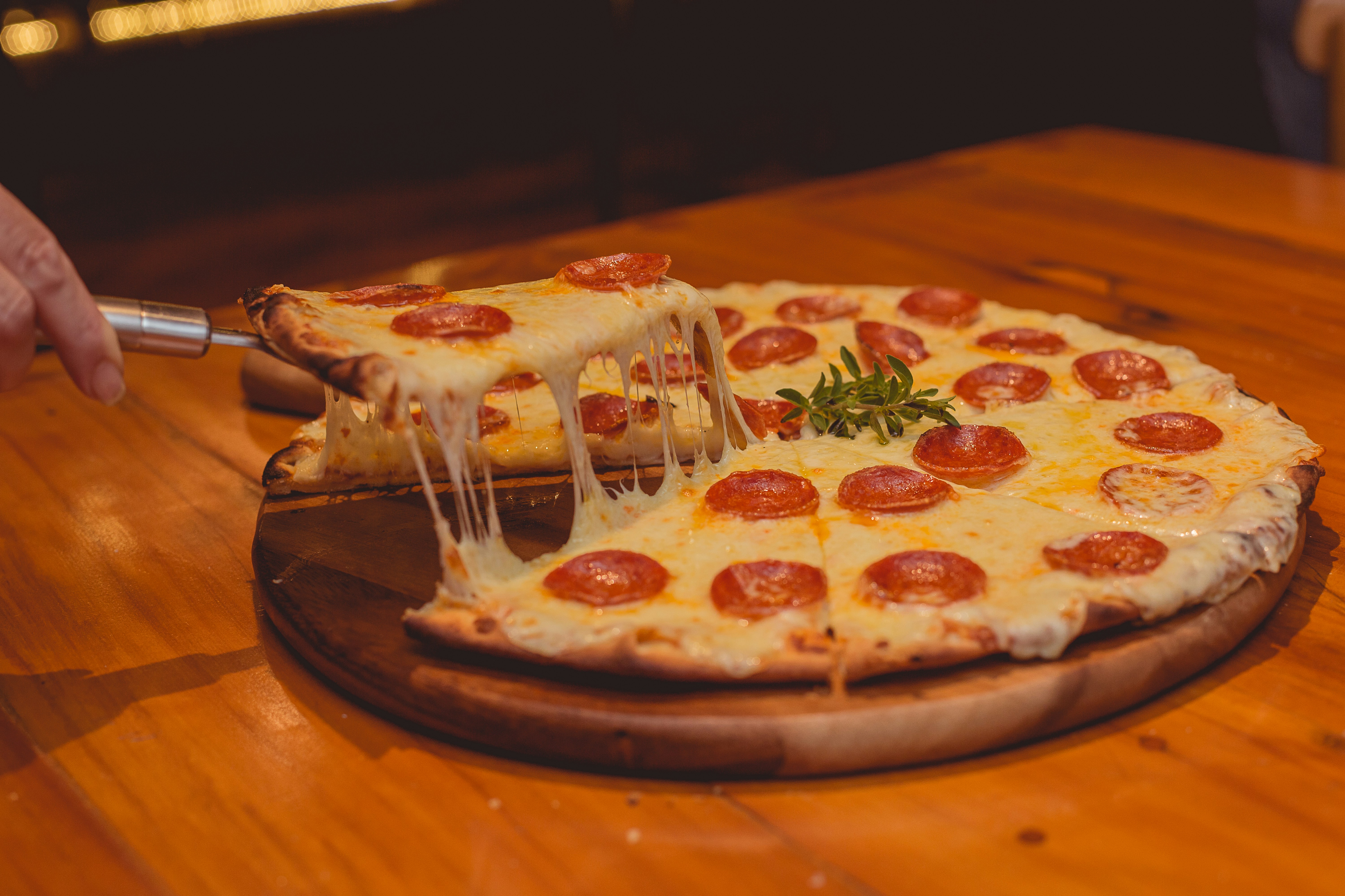 One Love Pizza hakkında, taze malzemelerle hazırlanmış nefis bir pizza görseli