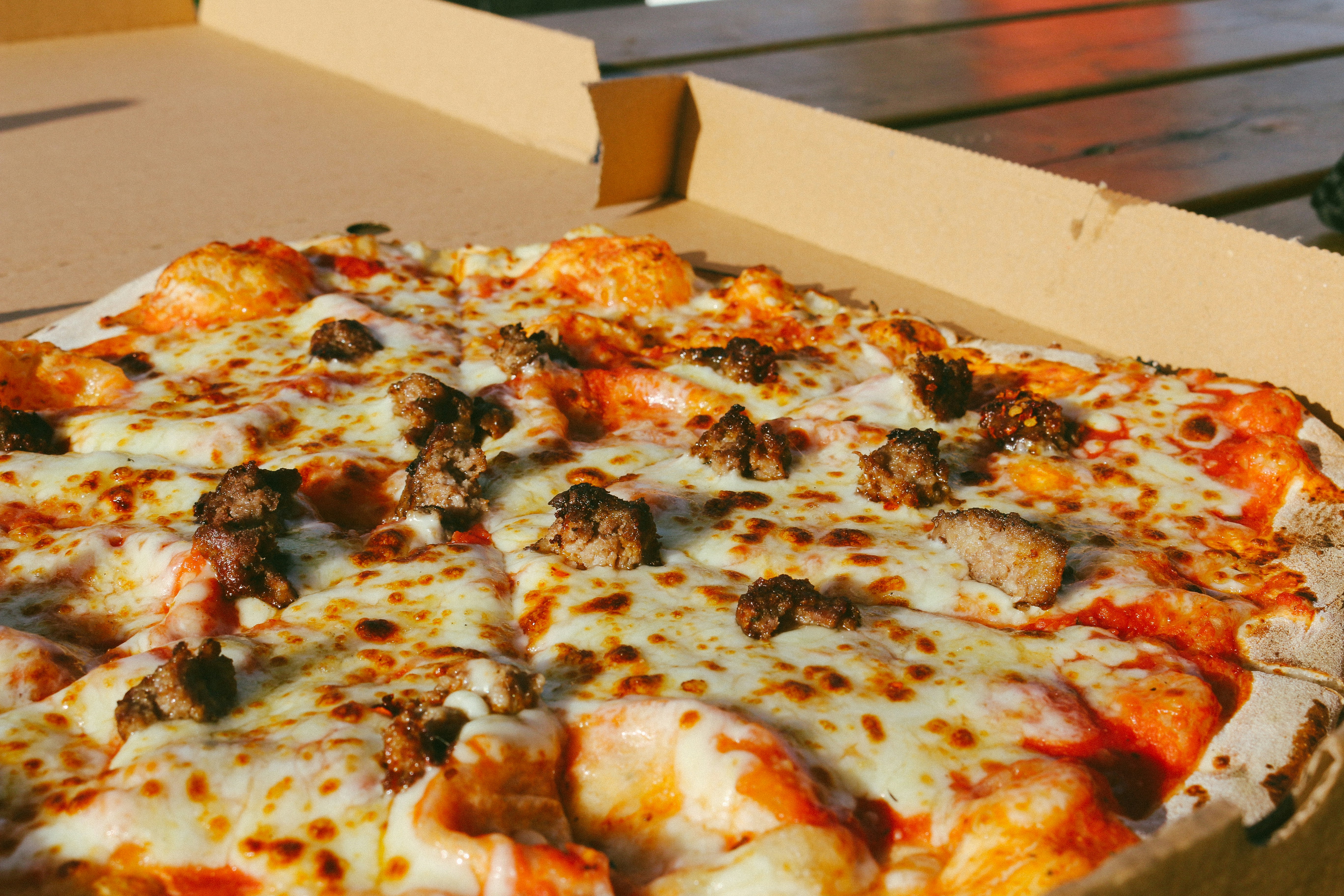 One Love Pizza ana sayfasında mozzarella ve taze malzemelerle hazırlanmış lezzetli pizza arka plan görseli