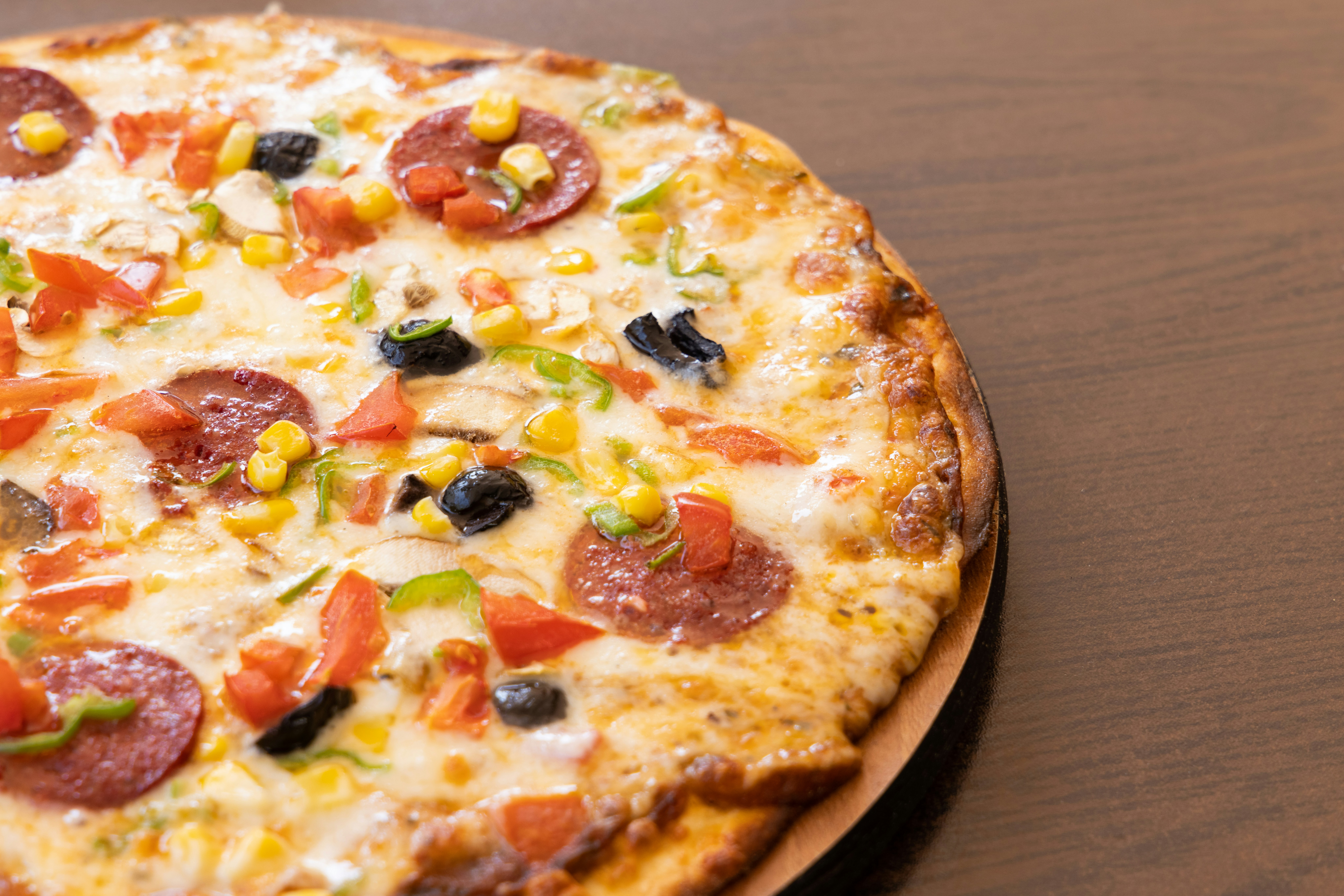 One Love Pizza ana sayfasında taze malzemelerle hazırlanmış nefis bir pizza arka plan görseli